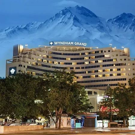 Wyndham Grand מלון