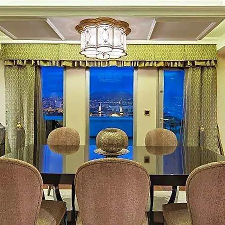 Wyndham Grand מלון 5*