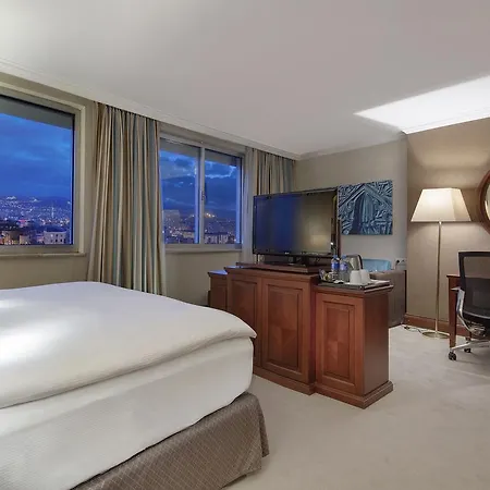 Wyndham Grand מלון 5*