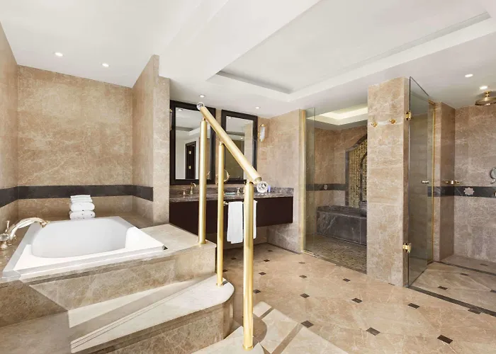 Wyndham Grand מלון 5*